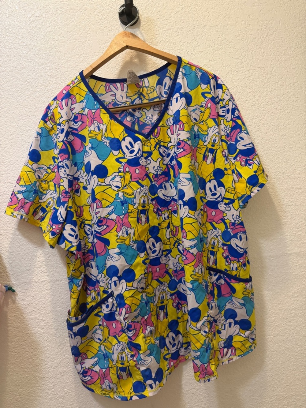Disney Minnie Mouse Scrubs Top 3 xl great condtion
